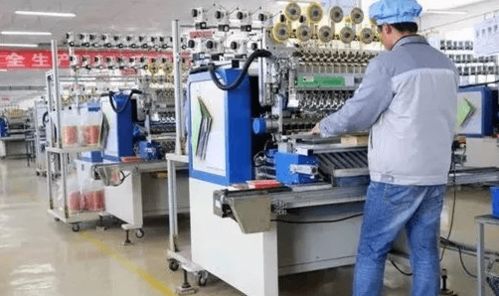 工厂夜色中的社交与期盼 为什么不少工人会在晚上出来喝酒和参加婚姻介绍服务